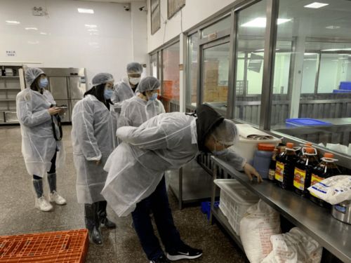 家校攜手嚴(yán)把配餐質(zhì)量關(guān)，共守食品安全線(xiàn)——中心小學(xué)校領(lǐng)導(dǎo)及家委會(huì)代表考察配餐公司攝像與制作服務(wù)